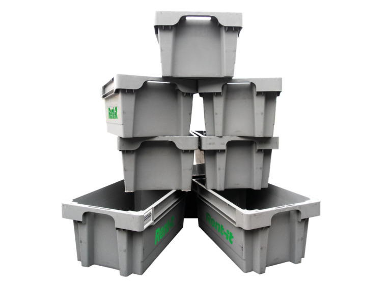 Seitsemän harmaata muuttolaatikkoa pinottuna päällekkäin